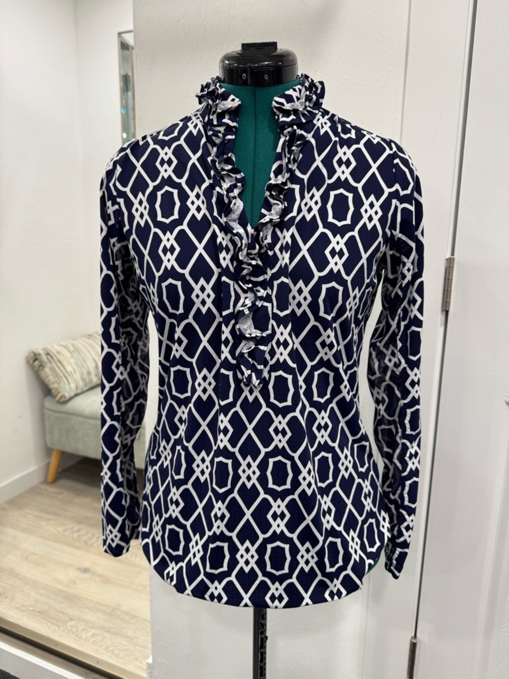 Ruffled V-Neck Geometric Print Blouse in Navy & White